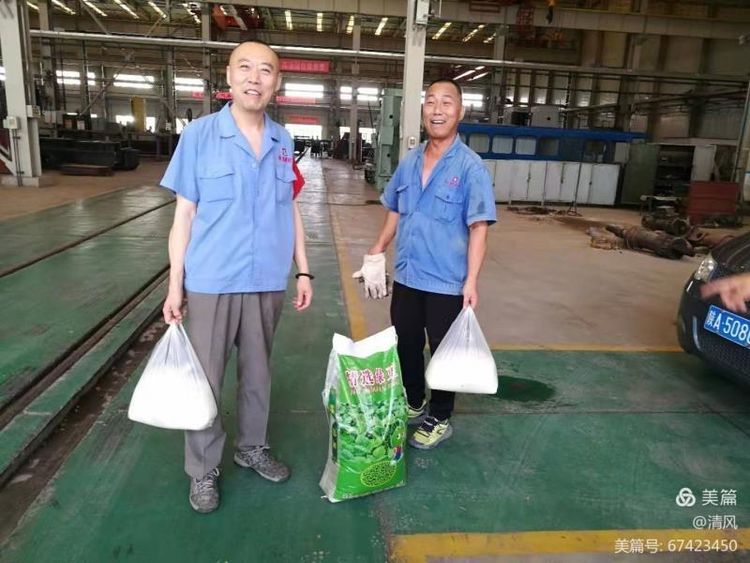 江南娱乐（中国）集团有限公司工会给一线车间职工送清凉
